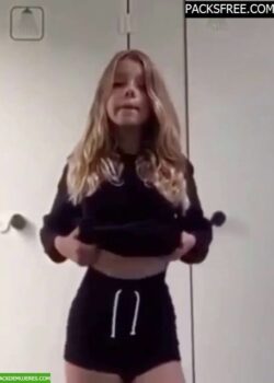 La morrita se calienta mucho y comparte nudes y videos insanos. 4