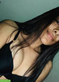 Flaquita filtrada pasando nudes y videos caseros. 6