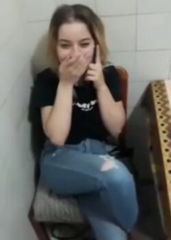 Muestra mi pija a mi mejor amiga y se la mete en la boca. 6