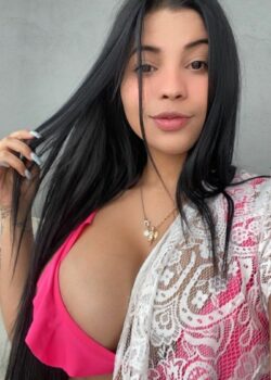 Preciosa morra tetona follando y tocándose 3