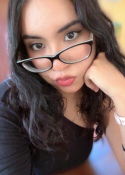 Rico cuerpo de esta jovencita de lentes 14