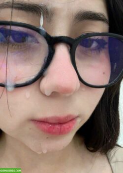 Esta putita le encanta la lechita e su cara y tragársela. 5