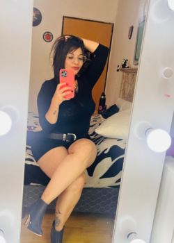 Madurita tetona bien guarra pasando nudes. 9