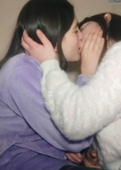 Morras lesbianas cogiendo en video casero. 10