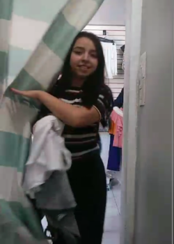 Colegiala se graba cambiándose y se quita todo. 9