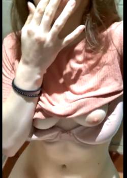 Pequeñas y ricas tetas de esta morra 4