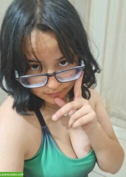 Nenita de lentes bien puta y traviesa. 9