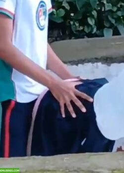 Linda morrita grabada follando en el parque 2