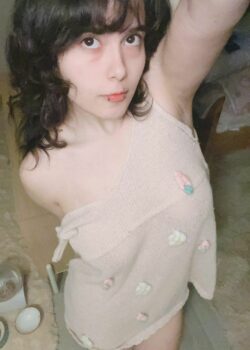 Blanquita sumisa metiéndose los juguetitos. 9