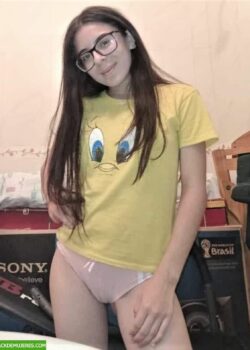 Flaquita de lentes con pack perdidoo abriéndose y masturbándose. 3