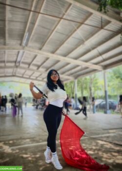 Colegiala tetona envía fotos y videos ricolinos. 6