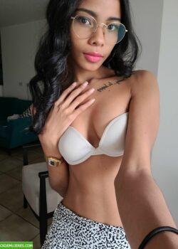 Morenita culona filtrada con nudes y video casero. 2