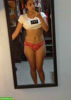 Esta nenita pasa pack ricolino por whatsaap. 2