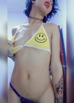 Flaquita pervertida se pone caliente y hace pack. 5