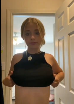 Pendejita que le gusta quitarse la ropa y tocarse en videos. 4